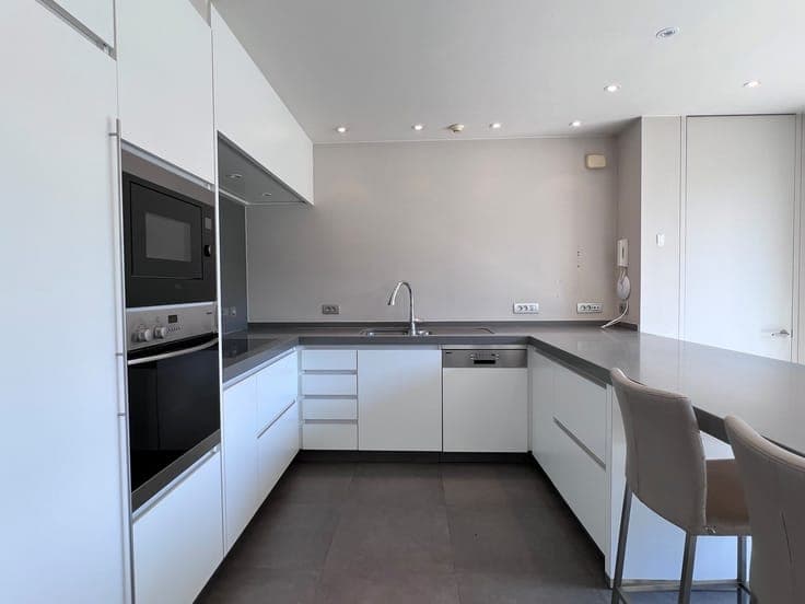 Instapklare woning met 5 slaapkamers en praktijk/kantoorr...