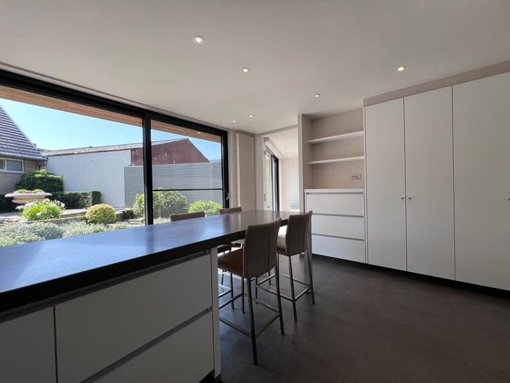 Instapklare woning met 5 slaapkamers en praktijk/kantoorr...