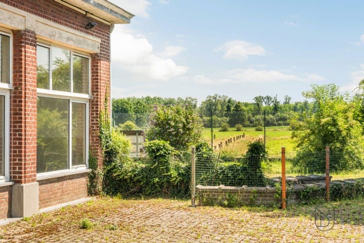 Former school building, ideal for investors!
