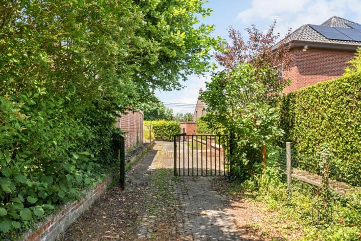 Former school building, ideal for investors!