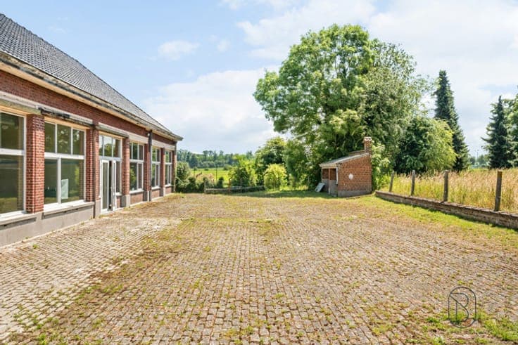 Former school building, ideal for investors!