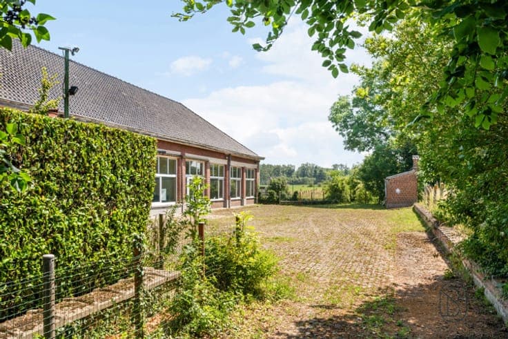 Former school building, ideal for investors!