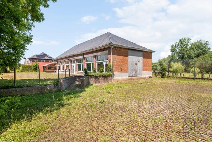 Former school building, ideal for investors!