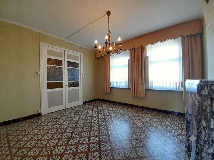 Te renoveren woning met 3 slaapkamers, garage en tuin nab...