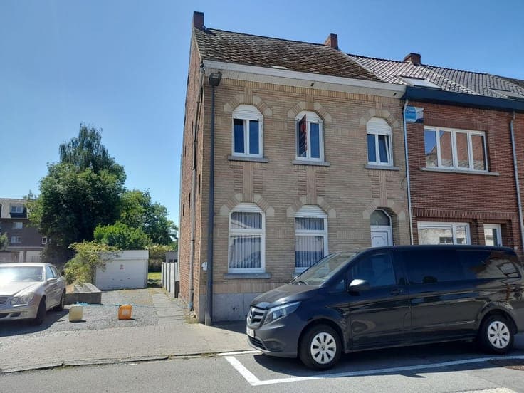Te renoveren woning met 3 slaapkamers, garage en tuin nab...