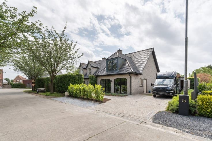 Villa met kantoorruimte op uitstekende locatie