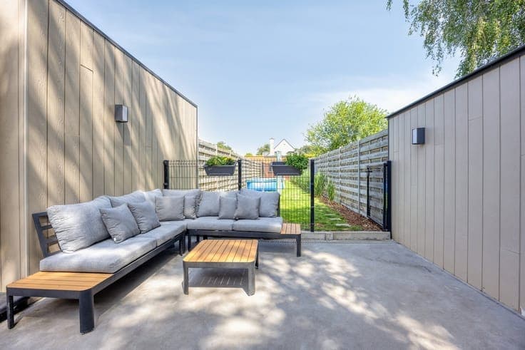 Spacious 4-bedroom family home with a garden and a garage wi
