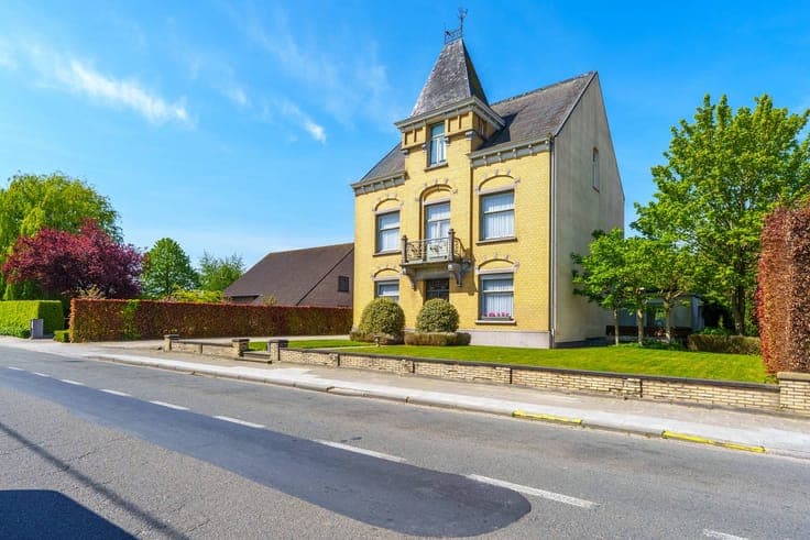 Unique mansion with lovely garden and outbuilding in Moorsle