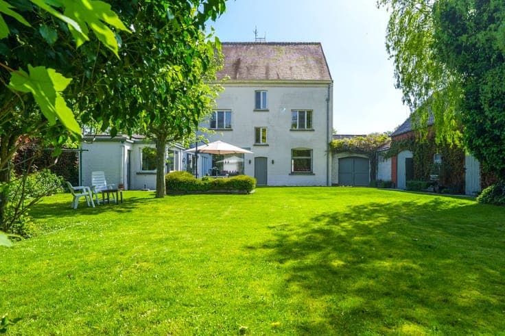 Unique mansion with lovely garden and outbuilding in Moorsle