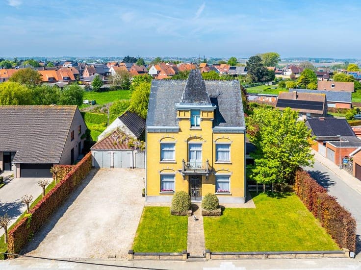 Unique mansion with lovely garden and outbuilding in Moorsle