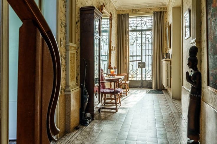 Unique mansion with lovely garden and outbuilding in Moorsle