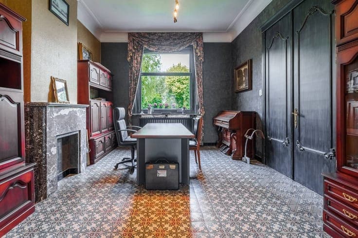 Unique mansion with lovely garden and outbuilding in Moorsle