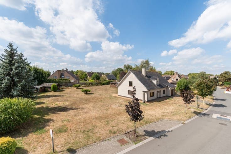 Te renoveren villa op ruim perceel in residentiële wijk t...