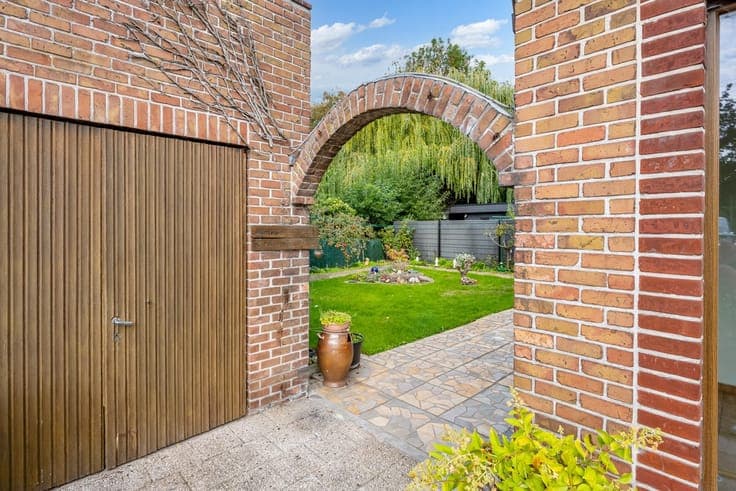 Open bebouwing met afzonderlijke garage en gezellige stad...
