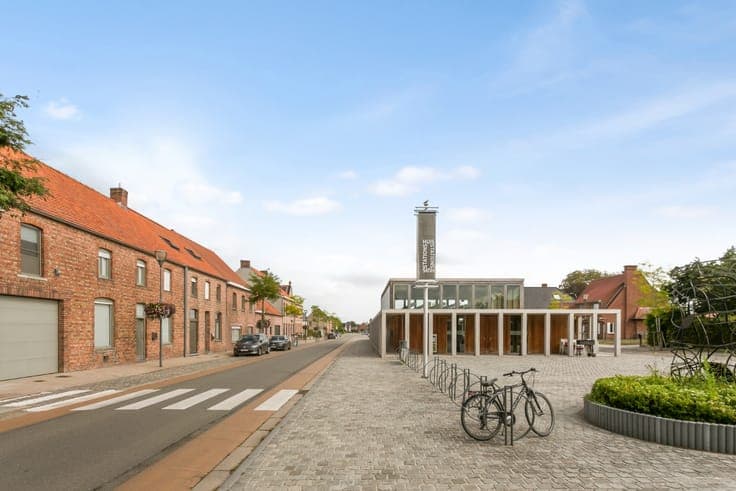 Omvangrijke woning met 5 slpk, tuin en dubbele garage