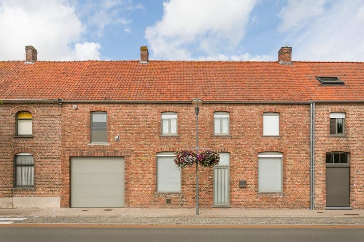 Omvangrijke woning met 5 slpk, tuin en dubbele garage