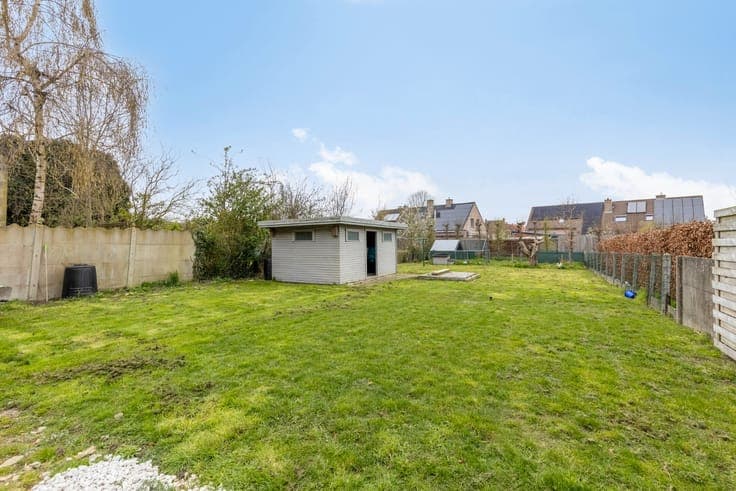 Omvangrijke woning met 5 slpk, tuin en dubbele garage