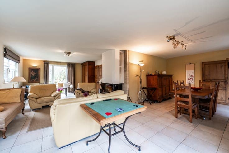 Beautiful villa with 4 bedrooms, 2 bathrooms, and an office