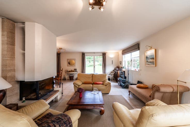 Beautiful villa with 4 bedrooms, 2 bathrooms, and an office