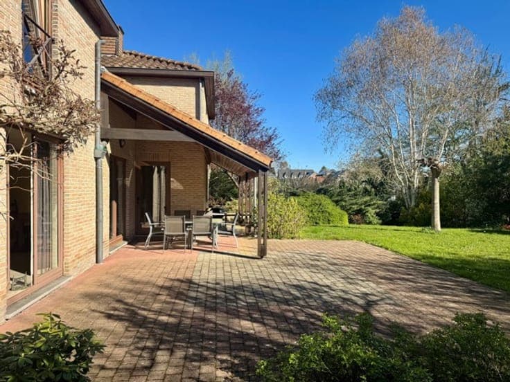 Beautiful villa with 4 bedrooms, 2 bathrooms, and an office