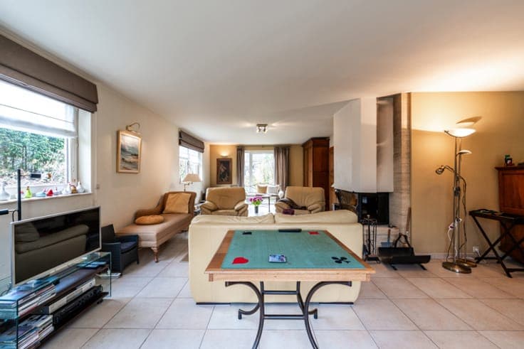 Beautiful villa with 4 bedrooms, 2 bathrooms, and an office