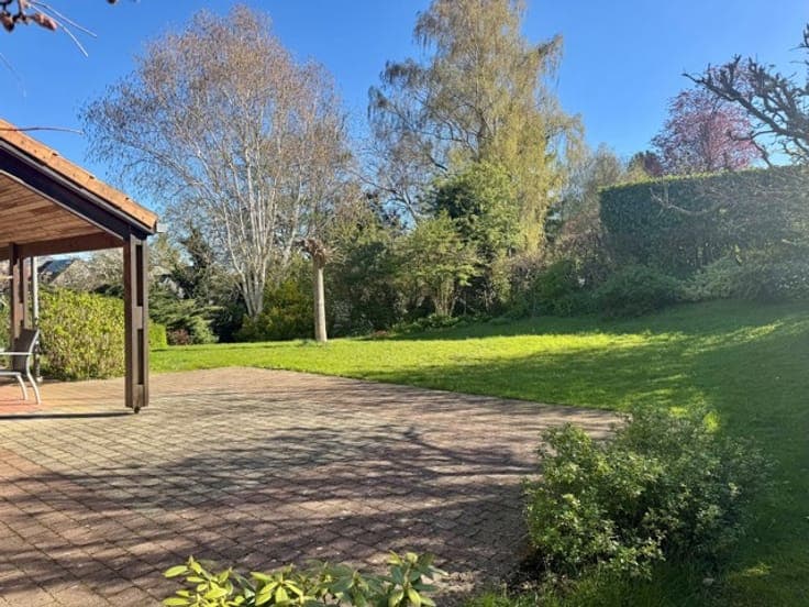 Beautiful villa with 4 bedrooms, 2 bathrooms, and an office