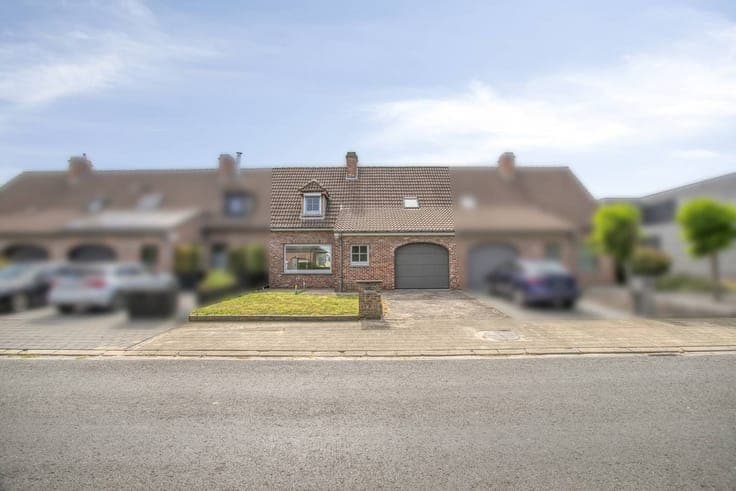 Charming 3 bedroom family home with garage in Heule!
