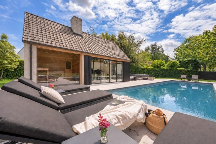 Villa for sale in Knokke with large garden, pool and pool ho