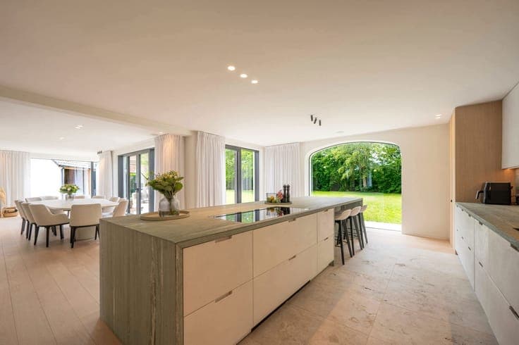 Villa for sale in Knokke with large garden, pool and pool ho