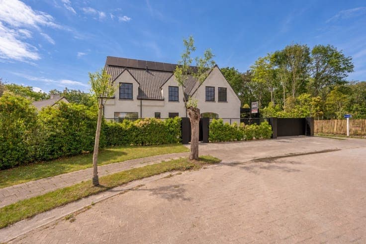 Villa for sale in Knokke with large garden, pool and pool ho