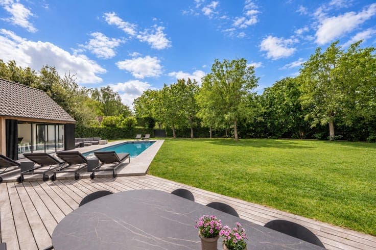 Villa for sale in Knokke with large garden, pool and pool ho