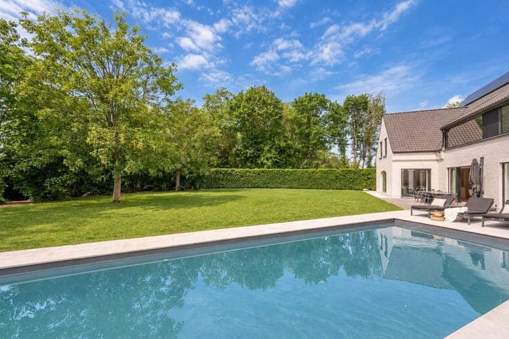 Villa for sale in Knokke with large garden, pool and pool ho