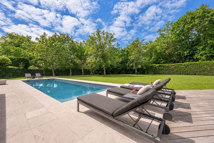 Villa for sale in Knokke with large garden, pool and pool ho