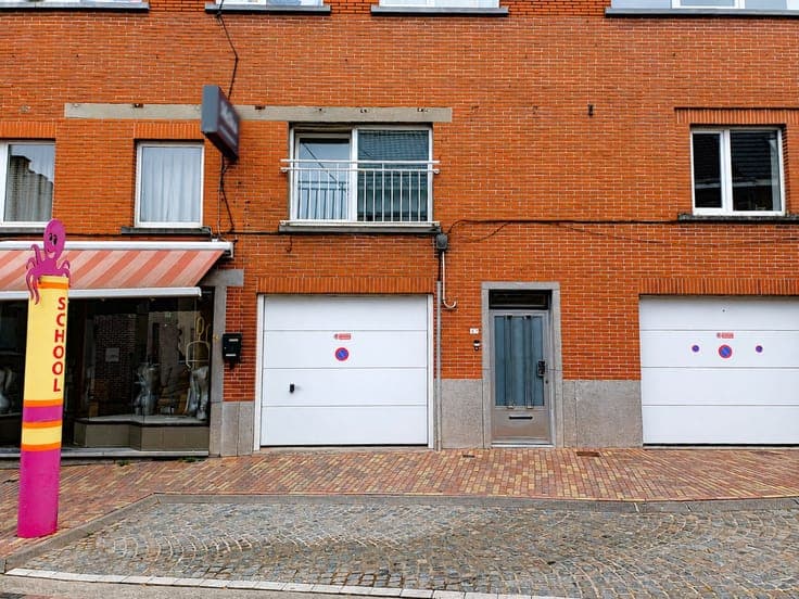 Gesloten bebouwing met garage op wandelafstand van centru...