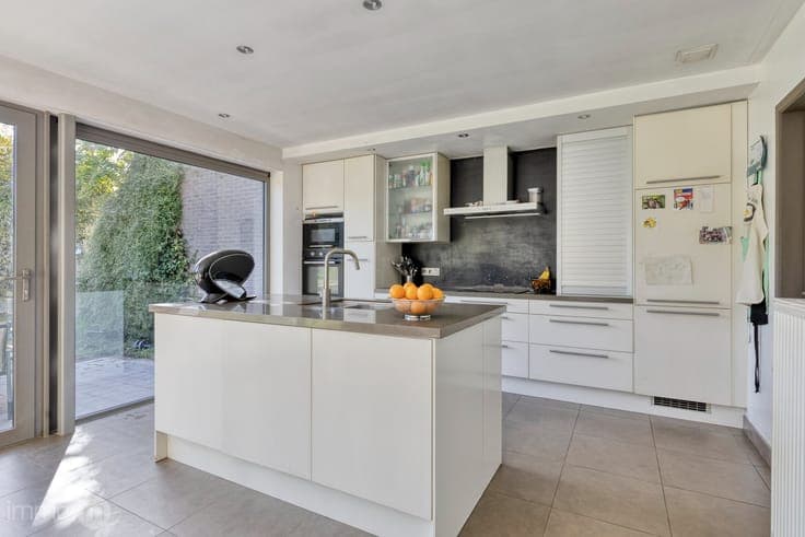 Ruime gezinswoning met 6 slaapkamers, prachtige tuin en z...