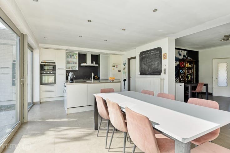 Ruime gezinswoning met 6 slaapkamers, prachtige tuin en z...