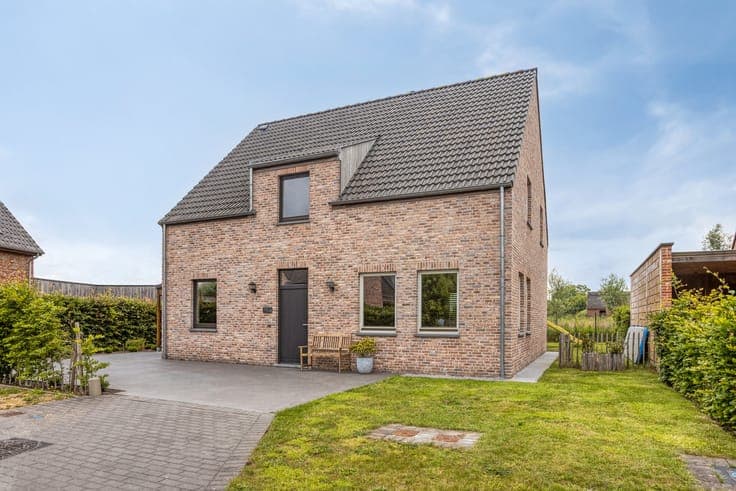 RESIDENTIEEL GELEGEN VILLA MET 4 SLPKS, 2 BADKS EN ZONNIG...