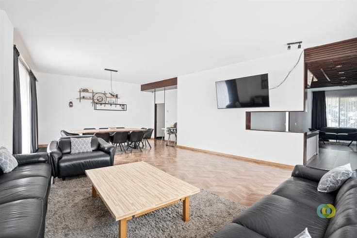 Buitengewoonhuis met kantoorruimte