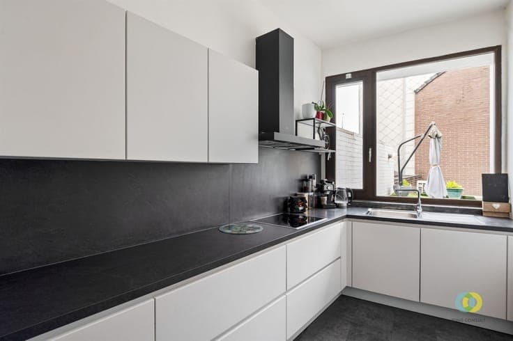 Buitengewoonhuis met kantoorruimte
