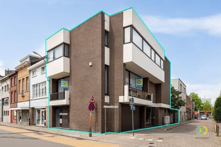 Buitengewoonhuis met kantoorruimte