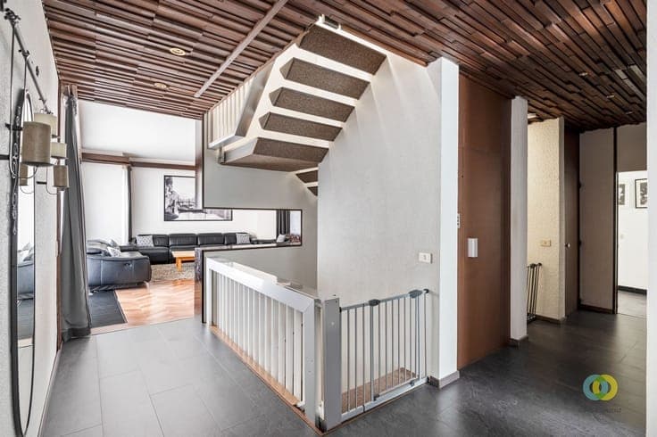 Buitengewoonhuis met kantoorruimte