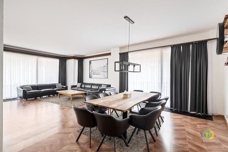 Buitengewoonhuis met kantoorruimte