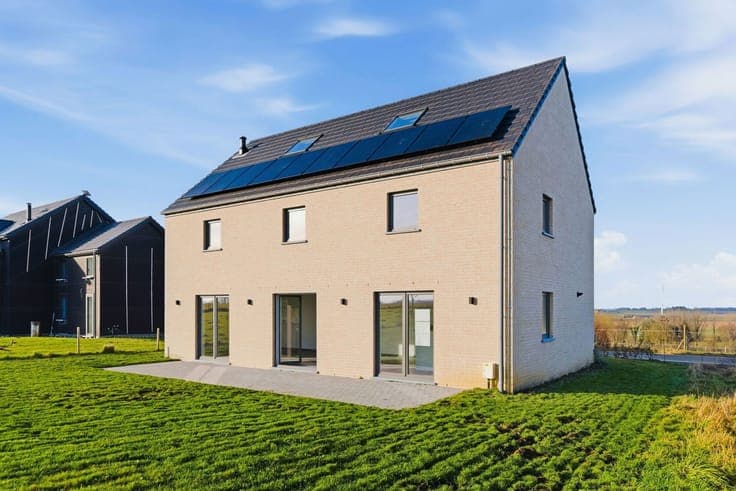 New house located in a quiet and green setting