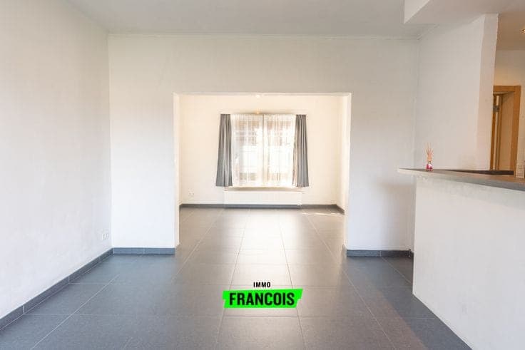 A ready-to-move-in 3-bedroom house with a garage in Sint-Kr…