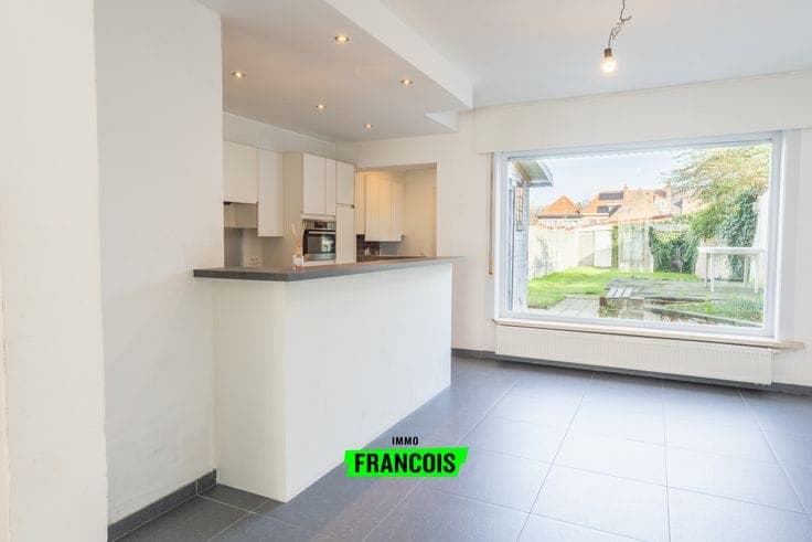 A ready-to-move-in 3-bedroom house with a garage in Sint-Kr…