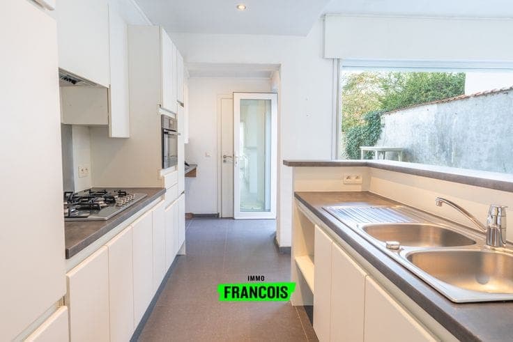 A ready-to-move-in 3-bedroom house with a garage in Sint-Kr…