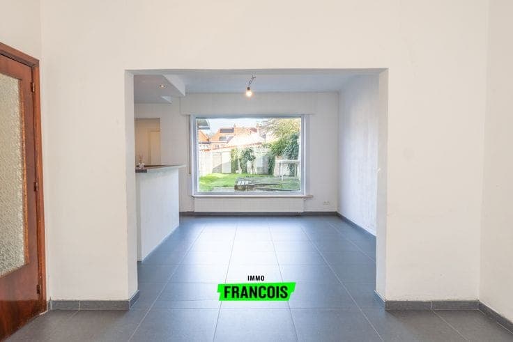A ready-to-move-in 3-bedroom house with a garage in Sint-Kr…