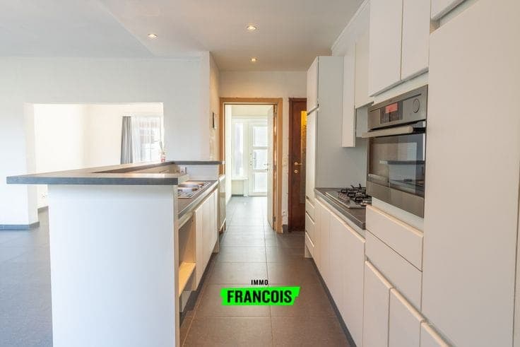A ready-to-move-in 3-bedroom house with a garage in Sint-Kr…