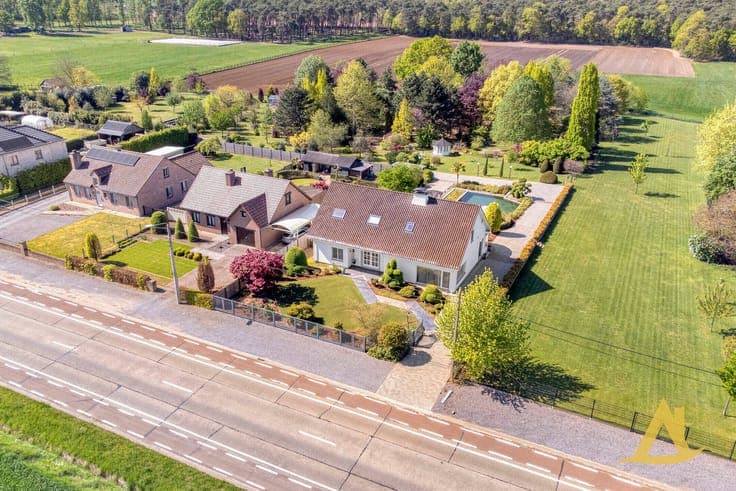 EXCLUSIEVE VILLA MET PARKTUIN EN ZWEMVIJVER OP EEN PERCEE...