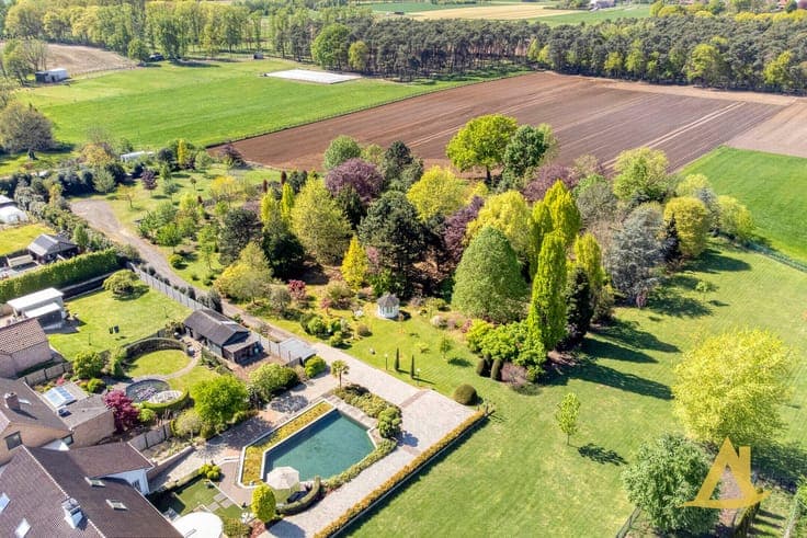 EXCLUSIEVE VILLA MET PARKTUIN EN ZWEMVIJVER OP EEN PERCEE...